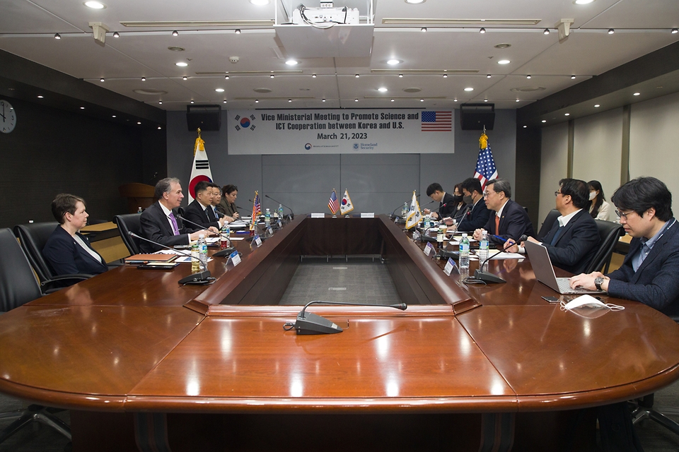 21일 서울 중구 서울중앙우체국에서 공동 연구분야 인력교류 촉진을 위한 협력 공동의향서 체결식이 진행되고 있다.