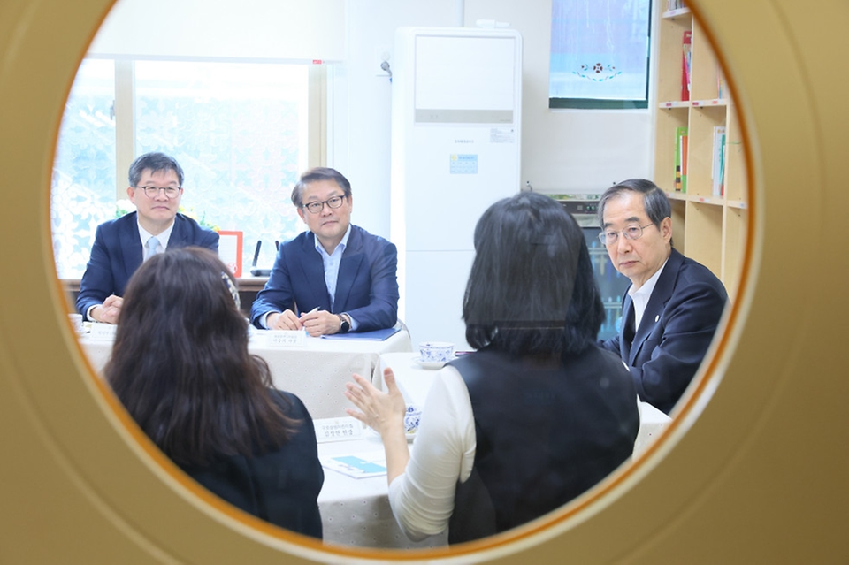 24일 서울 구로구 구로삼성어린이집에서 한덕수 국무총리, 어린이집 관계자, 학부모 등이 참여한 차담회가 진행되고 있다.