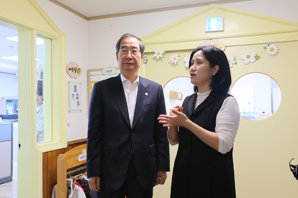 한덕수 국무총리가 24일 서울 구로구 구로삼성어린이집을 둘러보며 관계자의 설명을 듣고 있다.