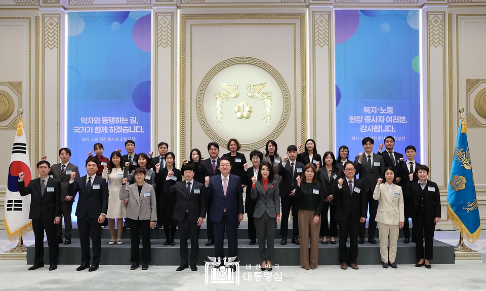 윤석열 대통령과 김건희 여사가 23일 청와대 영빈관에서 열린 복지·노동 현장 종사자 초청 오찬에서 참석자들과 기념촬영을 하고 있다.