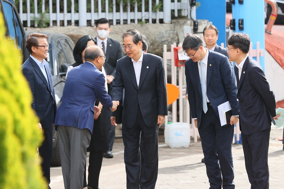 한덕수 국무총리가 24일 서울 구로구 구로삼성어린이집 앞에서 관계자들과 인사하고 있다.