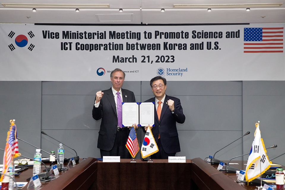 박윤규 과학기술정보통신부 제2차관이 21일 서울 중구 서울중앙우체국에서 디미트리 커스네조브 미국 국토안보부 과학기술본부 차관과 공동연구분야 인력교류 촉진을 위한 협력 공동의향서 체결을 마치고 기념촬영을 하고 있다.