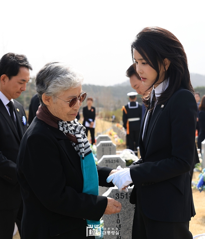 김건희 여사가 24일 대전시 유성구 국립대전현충원에서 천안함 46용사 고 민평기 상사의 어머니 윤청자 씨를 위로하고 있다.