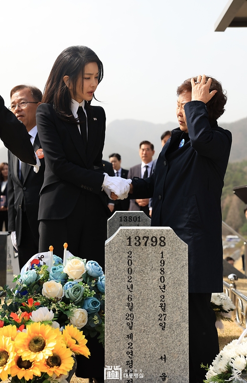 김건희 여사가 24일 대전시 유성구 국립대전현충원에서 제2연평해전 및 연평도 포격전 전사자 묘역을 참배하며 유족을 위로하고 있다.