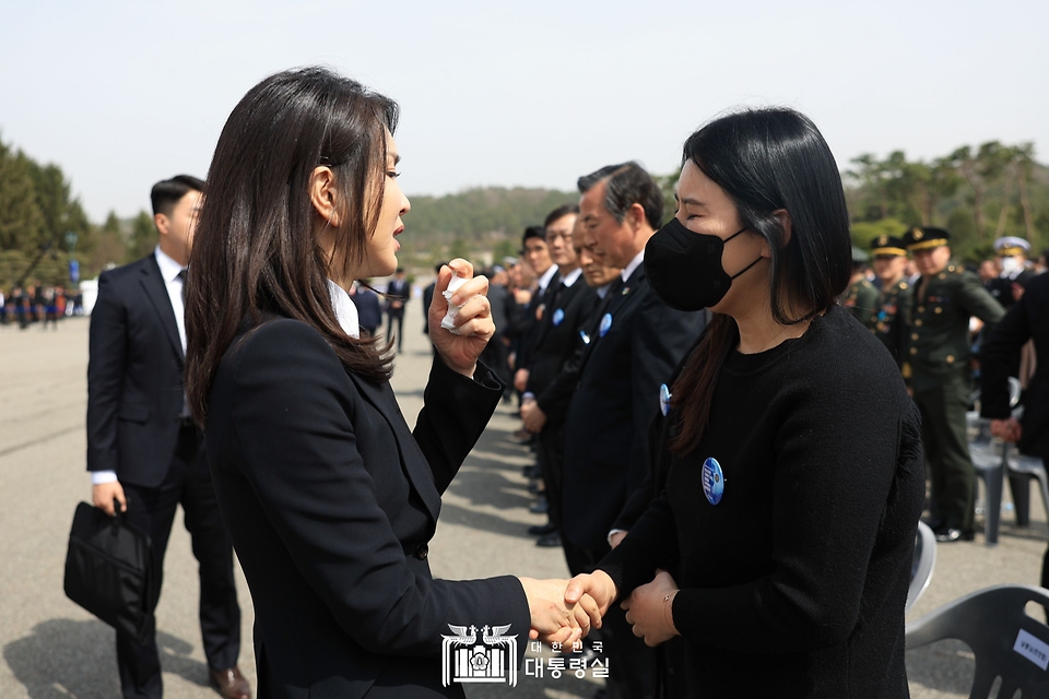 김건희 여사가 24일 대전시 유성구 국립대전현충원에서 열린 ‘제8회 서해수호의 날 기념식’을 마친 뒤 유족과 인사하고 있다.