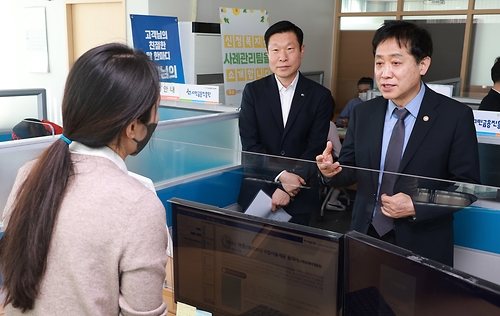 김주현 금융위원장, 소액생계비대출 현장방문