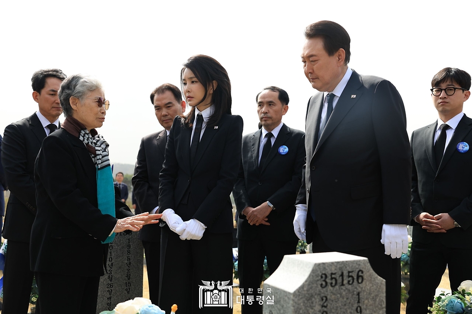 윤석열 대통령과 김건희 여사가 24일 대전시 유성구 국립대전현충원에서 천안함 46용사 고 민평기 상사의 어머니 윤청자 씨와 대화하고 있다