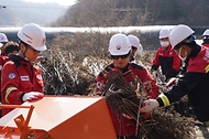 남성현 산림청장, 산불예방 위한 영농부산물 파쇄현장 방문 사진 3