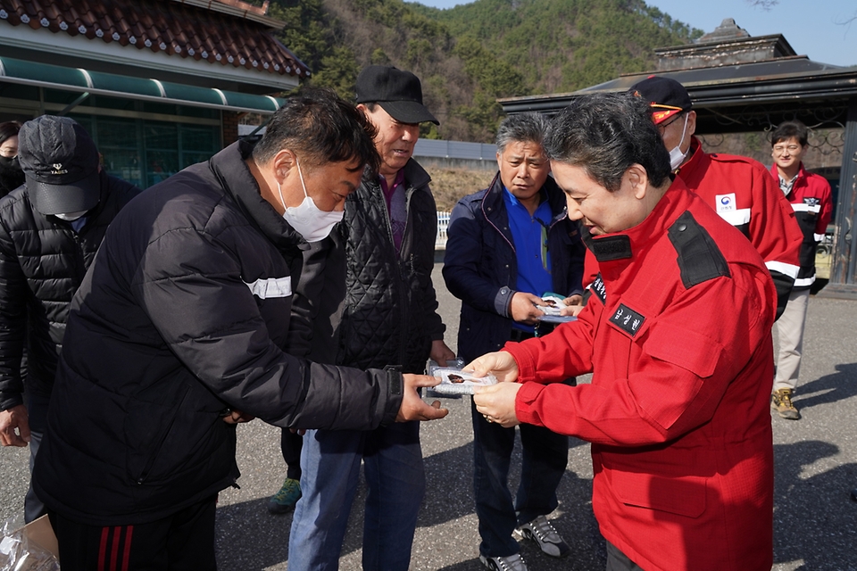 남성현 산림청장이 26일 전북 무주군 적상면 한 마을회관을 찾아 주민들에게 산불예방 홍보물품을 나눠주며 “산림 가까이에서 논·밭두렁 및 영농부산물을 태우지 말아 달라”고 당부하고 있다.