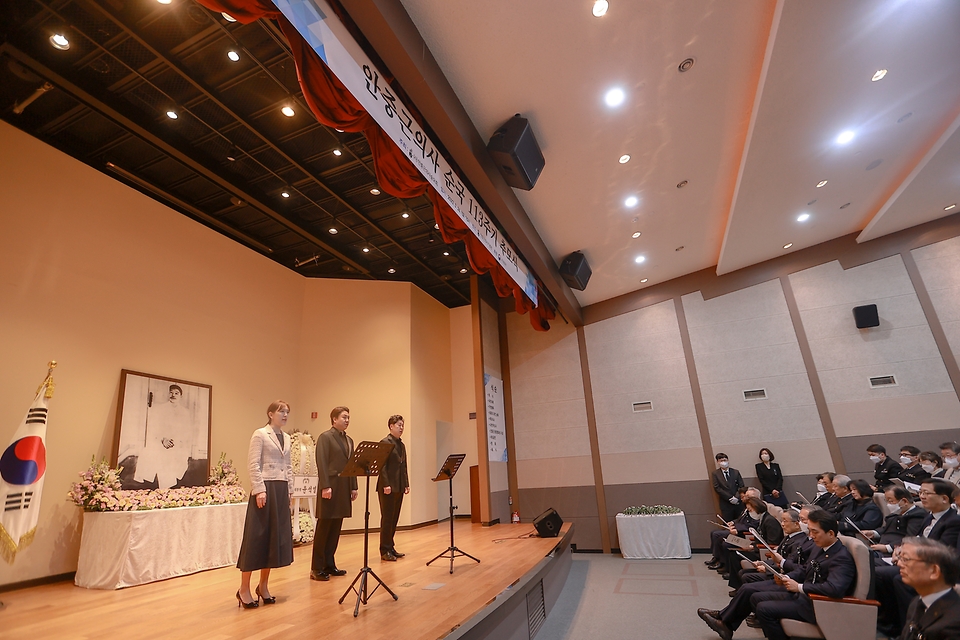26일 오전 서울시 중구 안중근의사기념관에서 열린 안중근의사 순국 113주기 추모식에서 추모공연을 하고있다.