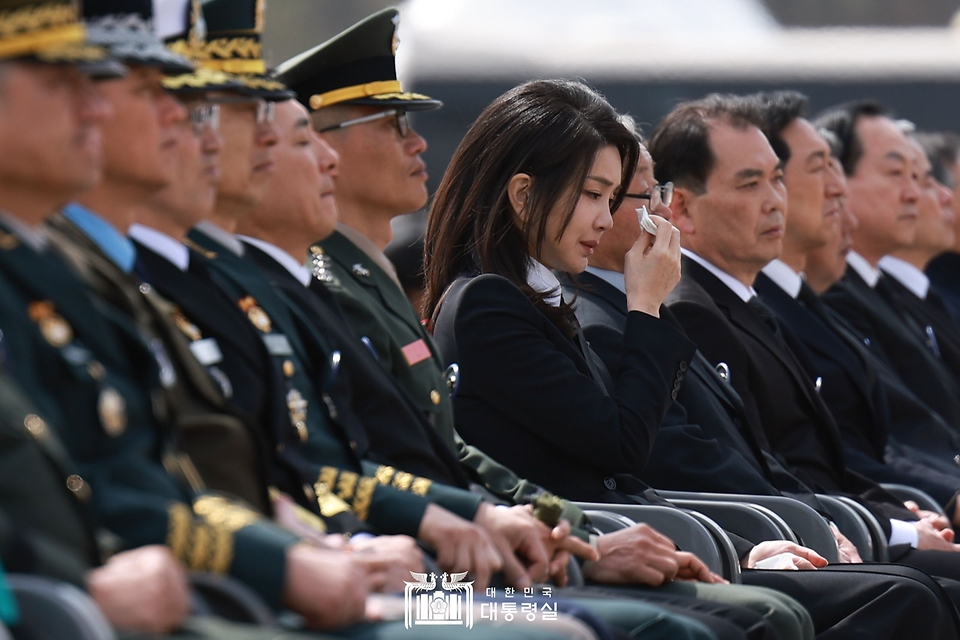 김건희 여사가 24일 대전시 유성구 국립대전현충원에서 열린 ‘제8회 서해수호의 날 기념식’에 참석하고 있다.