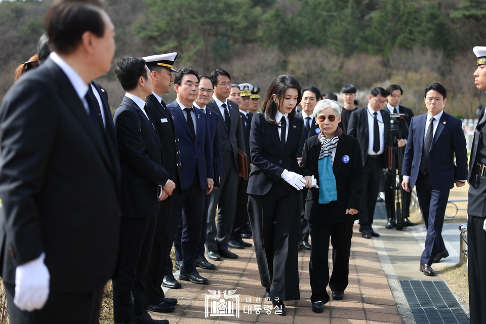 김건희 여사가 24일 대전시 유성구 국립대전현충원에서 참배를 마치고 천안함 46용사 고 민평기 상사의 어머니 윤청자 씨와 이동하고 있다.