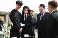 천안함 용사 묘역 헌화 및 참배 사진 7