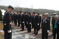 천안함 용사 묘역 헌화 및 참배 사진 4