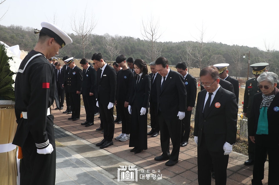 윤석열 대통령과 김건희 여사가 24일 대전시 유성구 국립대전현충원에서 천안함 46용사 묘역을 찾아 참배하고 있다.