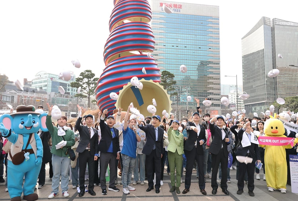 이주호 부총리 겸 교육부 장관이 24일 서울 중구 청계천 한빛광장에서 열린 학교폭력·사이버폭력 예방 대국민 비폭력 캠페인에서 ‘방관의 탈’ 벗기 퍼포먼스를 하고 있다.