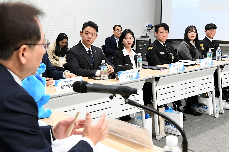 조승환 해양수산부 장관이 24일 부산시 동구 부산항 국제여객터미널에서 열린 ‘청년 선원 정책위원회’ 발족식 및 간담회에서 발언하고 있다.