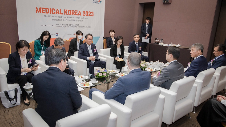 박민수 보건복지부 2차관이 23일 서울 강남구 코엑스에서 열린 ‘메디컬 코리아(Medical Korea) 2023’ 개막식에 앞서 관계자들과 간담회를 하고 있다.