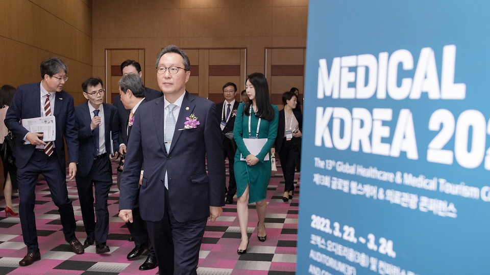 박민수 보건복지부 2차관이 23일 서울 강남구 코엑스에서 열린 ‘메디컬 코리아(Medical Korea) 2023’ 개막식에 입장하고 있다.