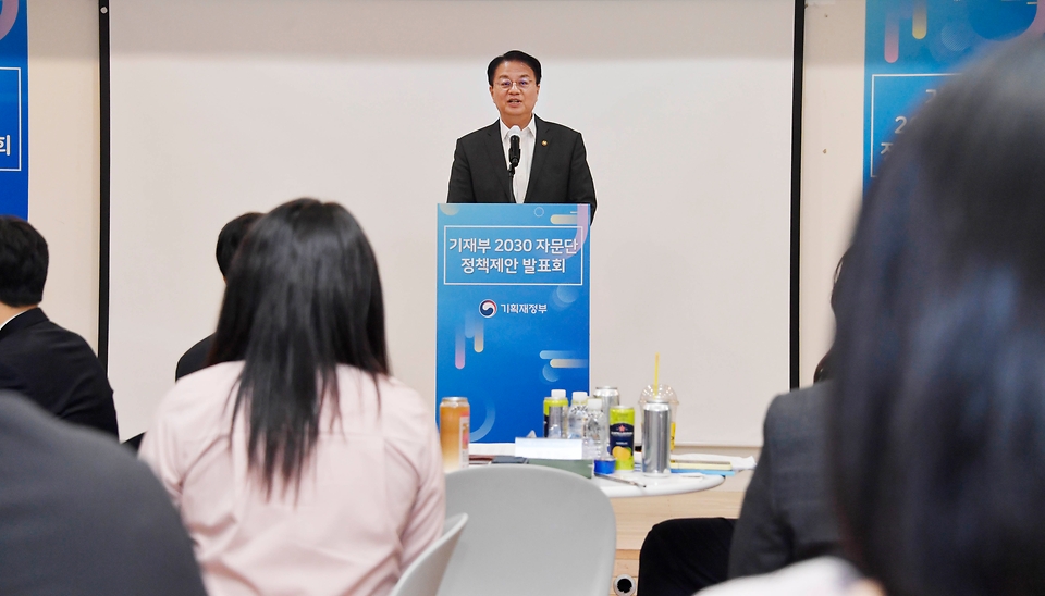 방기선 기획재정부 1차관이 28일 서울 종로구 정부서울청사에서 열린 ‘기재부 2030 자문단 정책제안 발표회’에서 환영사를 하고 있다. 
