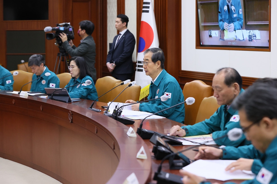 한덕수 국무총리가 29일 서울 종로구 정부서울청사에서 코로나19 중앙재난안전대책본부 회의를 주재하고 있다.