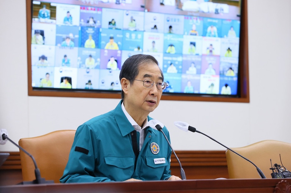 한덕수 국무총리가 29일 서울 종로구 정부서울청사에서 코로나19 중앙재난안전대책본부 회의를 주재하고 있다.