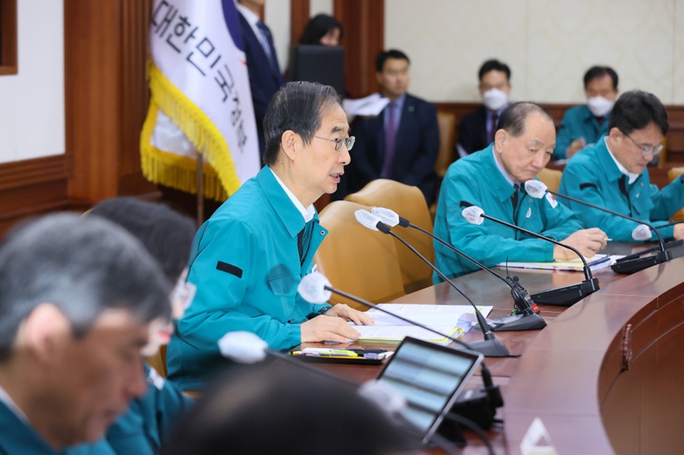 한덕수 국무총리가 29일 서울 종로구 정부서울청사에서 열린 코로나19 중앙재난안전대책본부 회의에서 발언하고 있다.