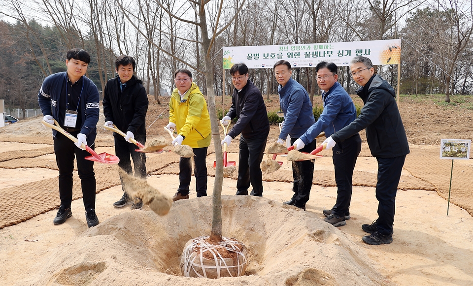 조재호 농촌진흥청장이 29일 전북 완주군 국립농업과학원 인근 호남고속도로 옆 대지에서 열린 꿀벌 보호를 위한 밀원수 심기 행사에서 청년 양봉인·농림축산식품부·환경부·산림청·기상청 관계자들과 함께 밀원수를 심고 있다.