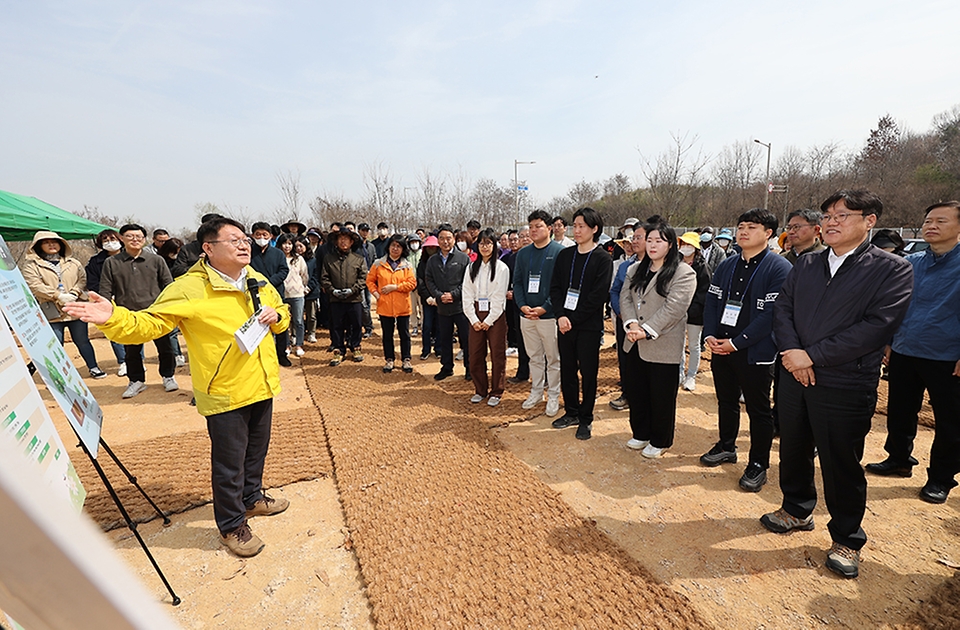 조재호 농촌진흥청장이 29일 전북 완주군 국립농업과학원 인근 호남고속도로 옆 대지에서 열린 꿀벌 보호를 위한 밀원수 심기 행사에서 관계자의 설명을 듣고 있다. 밀원수는 꿀벌이 꿀과 꽃가루를 수집하는 나무로 양봉농가에서는 꿀을 생산하는 중요한 소득원이며, 산림 가치를 높이는 우수자원이다.