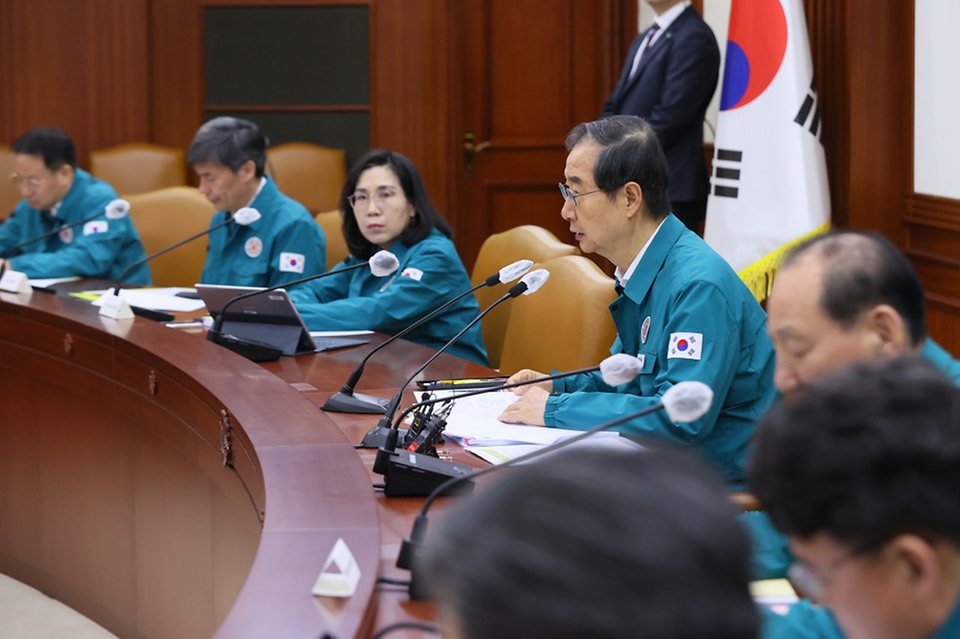 한덕수 국무총리가 29일 서울 종로구 정부서울청사에서 코로나19 중앙재난안전대책본부 회의를 주재하고 있다.