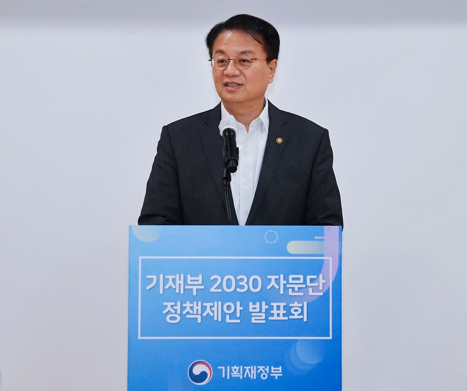 방기선 기획재정부 1차관이 28일 서울 종로구 정부서울청사에서 열린 ‘기재부 2030 자문단 정책제안 발표회’에서 환영사를 하고 있다. 