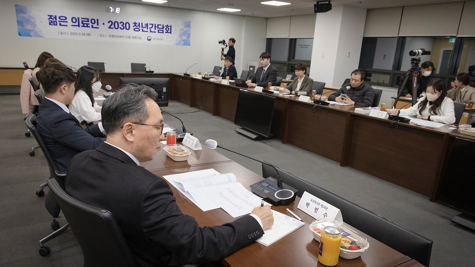 박민수 보건복지부 2차관이 28일 서울 서초구 건강보험심사평가원에서 열린 ‘젊은 의료인·2030 청년 간담회’를 주재하고 있다.