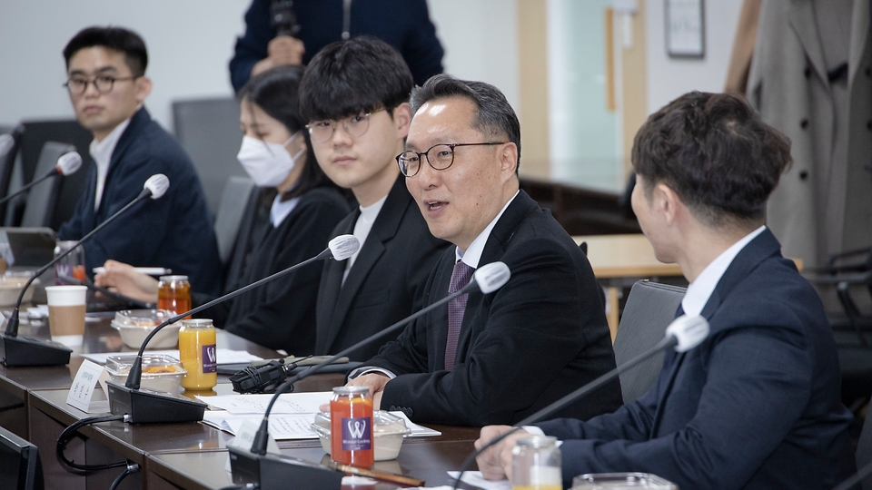박민수 보건복지부 2차관이 28일 서울 서초구 건강보험심사평가원에서 열린 ‘젊은 의료인·2030 청년 간담회’에서 발언하고 있다.
