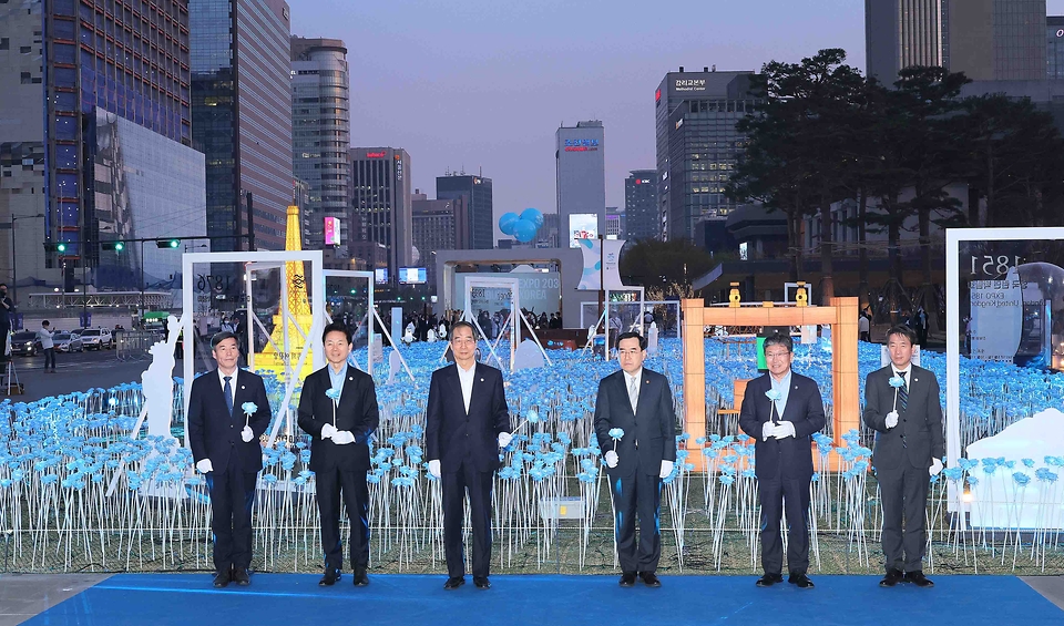 한덕수 국무총리와 이창양 산업통상자원부 장관이 30일 서울 종로구 광화문 광장에서 열린 ‘2030 부산세계박람회’ 유치 기원 점등식에서 정부·부산시·민간유치위원회 관계자들과 LED 장미꽃을 점등하는 퍼포먼스를 하고 있다.
