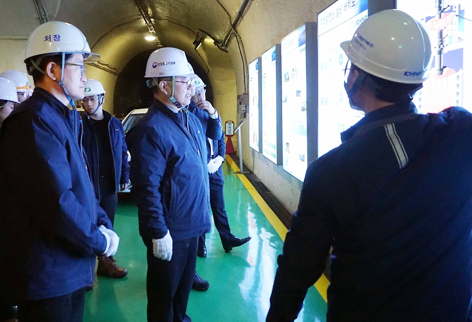박일준 산업통상자원부 2차관이 30일 경기 가평군 청평양수발전소에서 지하발전소와 상부댐의 가동상황을 점검하고 있다. 