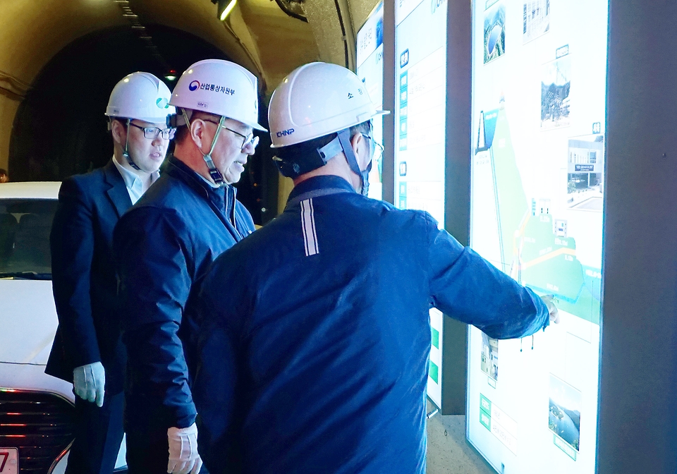 박일준 산업통상자원부 2차관이 30일 경기 가평군 청평양수발전소에서 지하발전소와 상부댐의 가동상황을 점검하고 있다. 