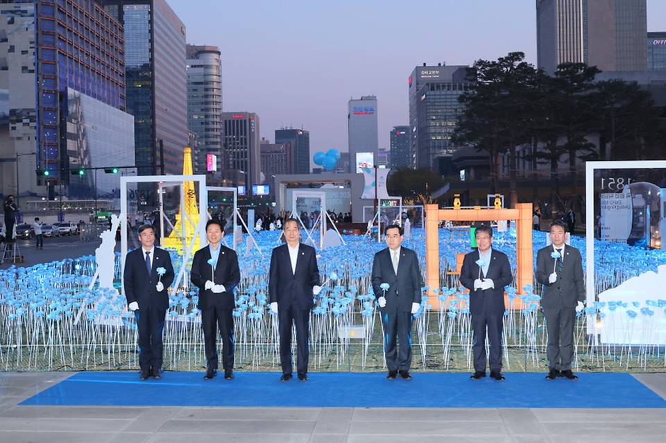 한덕수 국무총리가 30일 서울 종로구 광화문 광장에서 열린 ‘2030 부산세계박람회(EXPO) 유치 기원 점등식’에서 LED 장미꽃을 점등하는 퍼포먼스를 하고 있다.