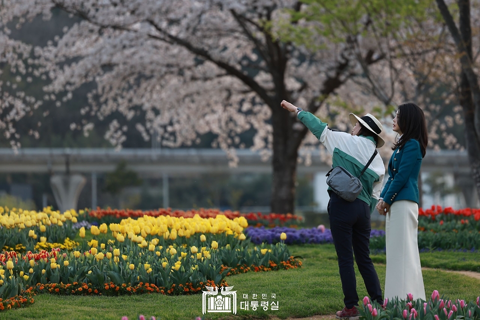 김건희 여사가 31일 전남 순천시에서 열린 ‘2023 순천만국가정원박람회 개막식’에 앞서 네덜란드 정원을 둘러보며 관계자의 설명을 듣고 있다.