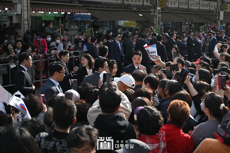 김건희 여사가 1일 대구시 중구 서문시장에서 열린 ‘서문시장 100주년 기념식’에 입장하며 시민들과 인사하고 있다.