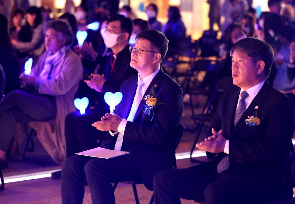 이기일 보건복지부 1차관이 1일 서울 중구 서소문성지 역사박물관에서 열린 ‘제16회 세계 자폐인의 날 기념식’에서 박수를 치고 있다.