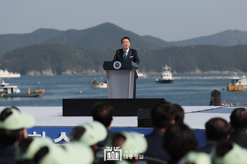윤석열 대통령이 31일 경남 통영시 영운항에서 열린 제12회 수산인의 날 기념식에서 기념사를 하고 있다.