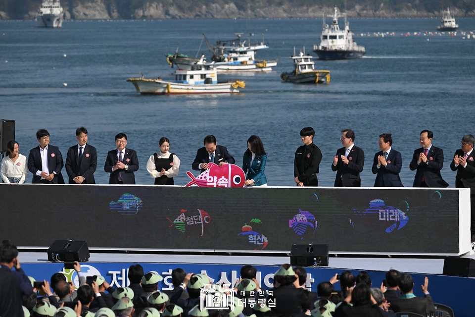 윤석열 대통령과 김건희 여사가 31일 경남 통영시 영운항에서 열린 제12회 수산인의 날 기념식에서 ‘수산업 미래성장 약속 퍼포먼스’를 하고 있다.