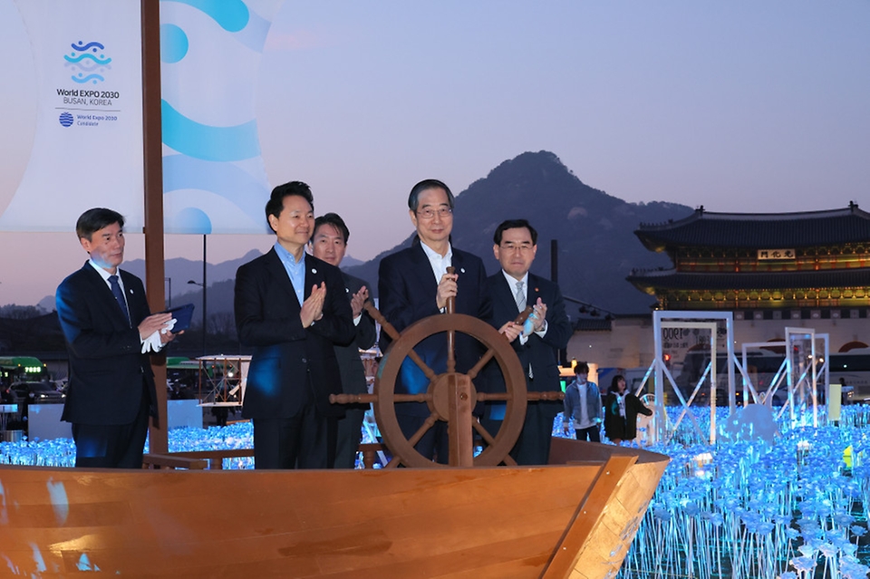 한덕수 국무총리가 30일 서울 종로구 광화문 광장에서 열린 ‘2030 부산세계박람회(EXPO) 유치 기원 점등식’에서 부산을 상징하는 배 모형에 올라 박람회 유치 성공을 위한 퍼포먼스를 하고 있다.