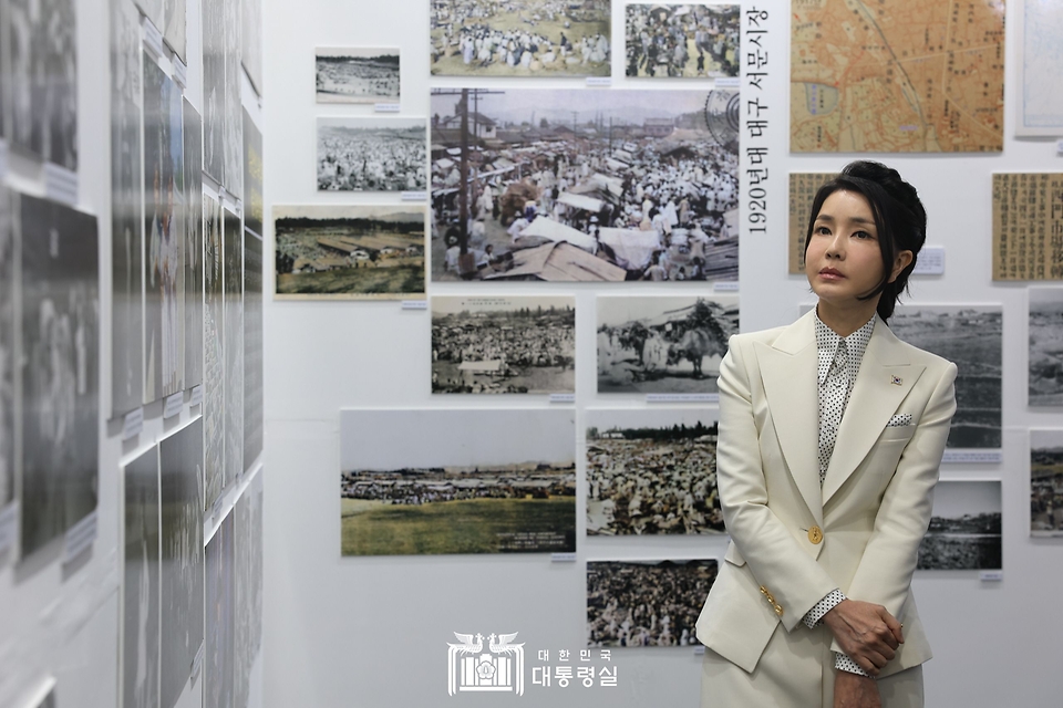 김건희 여사가 1일 대구시 중구 서문시장에서 열린 ‘서문시장 100주년 기념 특별사진전’을 관람하고 있다.