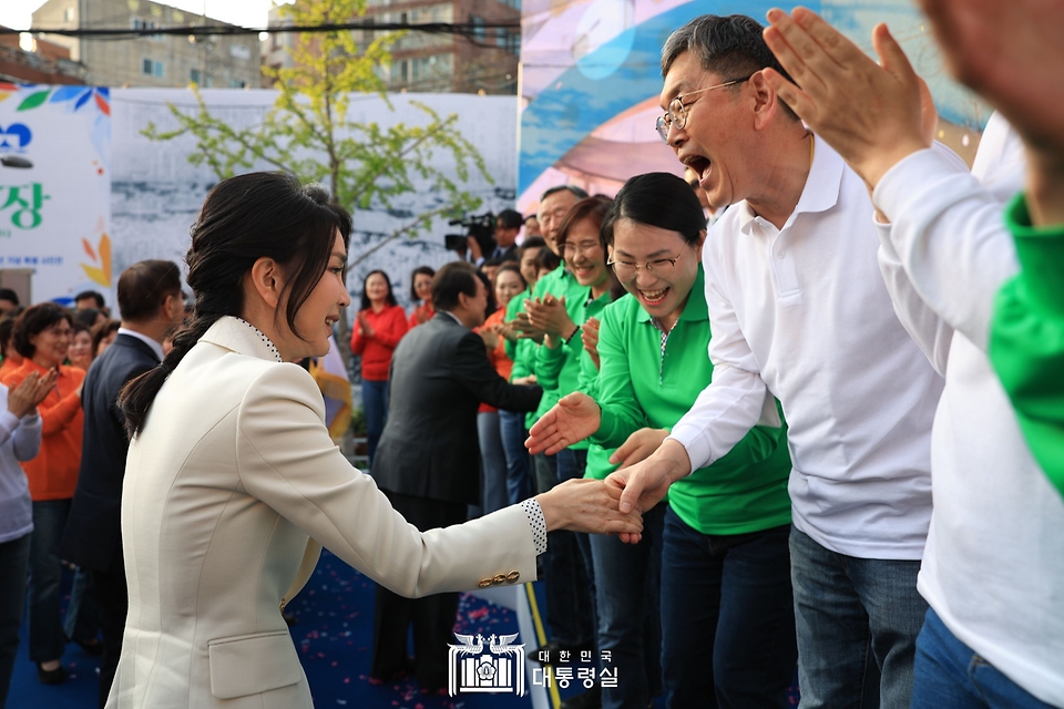 김건희 여사가 1일 대구시 중구 서문시장에서 열린 ‘서문시장 100주년 기념식’에서 공연단을 격려하고 있다.