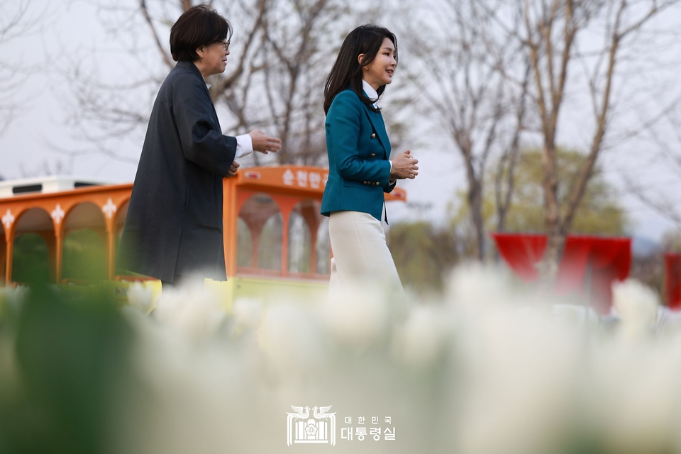 김건희 여사가 31일 전남 순천시에서 열린 ‘2023 순천만국가정원박람회 개막식’에 앞서 네덜란드 정원을 둘러보고 있다.