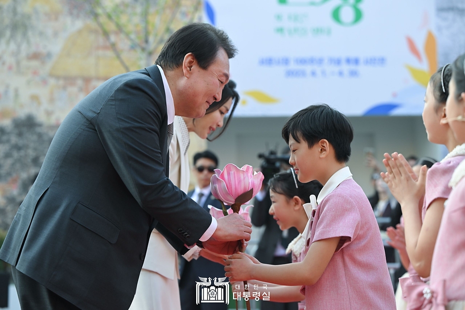 윤석열 대통령과 김건희 여사가 1일 대구시 중구 서문시장에서 열린 ‘서문시장 100주년 기념식’에서 어린이 공연단을 격려하고 있다.