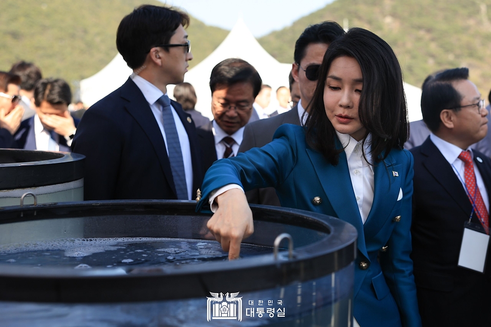 김건희 여사가 31일 경남 통영시 영운항에서 열린 제12회 수산인의 날 기념식에서 활수산물 부스를 둘러보고 있다.