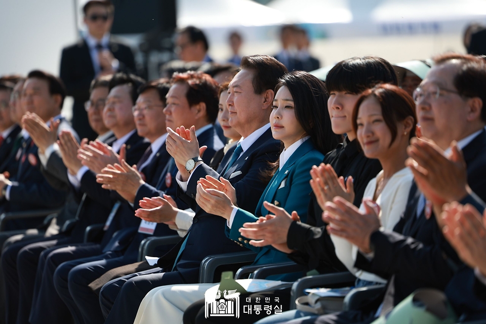 윤석열 대통령과 김건희 여사가 31일 경남 통영시 영운항에서 열린 제12회 수산인의 날 기념식에서 박수치고 있다.