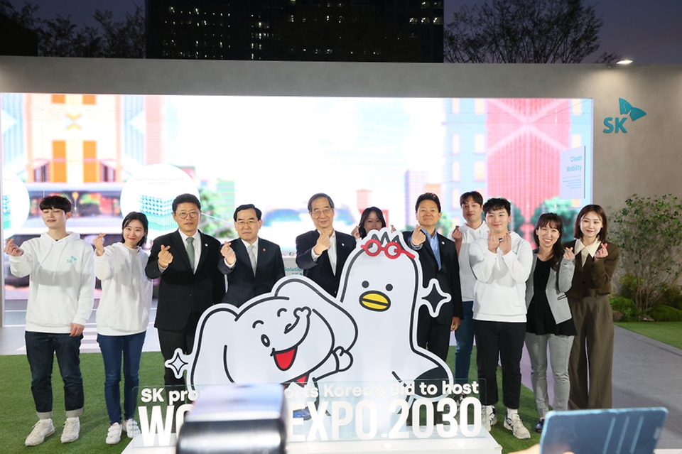 한덕수 국무총리가 30일 서울 종로구 광화문 광장에서 열린 ‘2030 부산세계박람회(EXPO) 유치 기원 점등식’을 마친 뒤 박람회 유치에 나선 SK 부스를 찾아 관계자들과 기념촬영을 하고 있다.